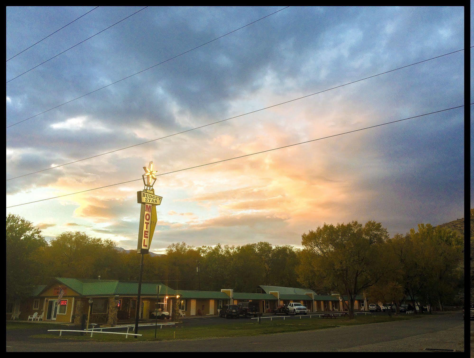 Western Star Inn Райфъл Екстериор снимка