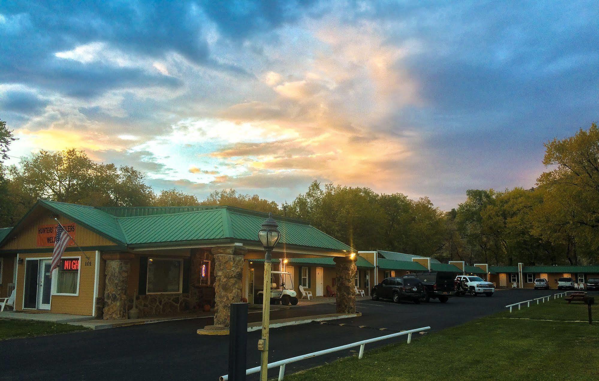 Western Star Inn Райфъл Екстериор снимка